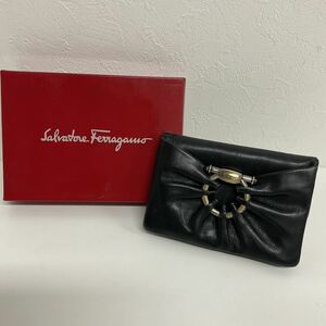 SKT552-60◆ Salvatore Ferragamo／サルヴァトーレフェラガモ ガンチーニ ブラック レザー 二つ折り財布 箱あり