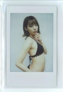 【1円スタート】ミスFLASH～2019～ 山岸奈津美　1of1 水着オフショットチェキ　(黒ビキニ) 230919-231