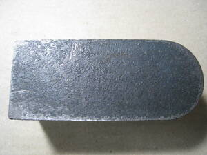 鉄板（山型）　厚さ約40mm　横約45mm　縦約107mm　重量約1350ｇ　管理番号KJ-07