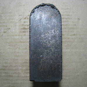 鉄板（山型） 厚さ約40mm 横約45mm 縦約107mm 重量約1428ｇ 管理番号KJ-12の画像2
