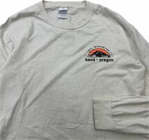 GILDAN ☆ bend oregon マウンテン プリント Tシャツ 長袖 ロンT ホワイト M アメカジ アウトドア ストリート ビンテージ ギルダン■EC233_画像2