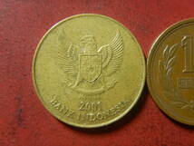 外国・インドネシア／５００ルピア・アルミニウム青銅貨（2001年）　240102_画像2