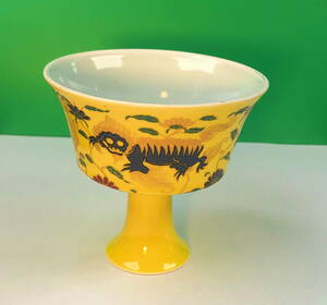 中国美術 大明成化年製 色絵 馬上杯 幅 8cm 高さ 7.6cm 62g - a-2