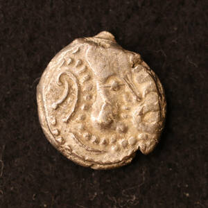 古代インド チャウルキヤ朝「ガッドヘイヤ・パイサ」銀貨（850-950）[E3146] 