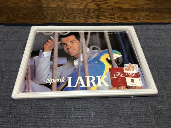 タバコ 煙草 看板 ブリキ アンティーク レトロ ビンテージ LARK 1989 非売品 ピアス ブロズナン