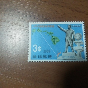 琉球切手―195 ハワイ移住70年 移民計画者・当山久三の銅像とハワイ・沖縄諸島の地図の画像1