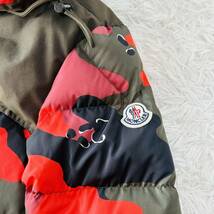 MONCLER モンクレール ダウンジャケット　カモフラ サイズ1 迷彩 メンズ　ワッペン　ロゴ　赤　レッド　フード _画像3