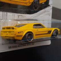 HOT WHeeLs ‘69 FORD MUSTANG BOSS 302 黄 フォード ムスタング ミニカー ART WORK パッケージ マッスルカー MUSCLE CAR ホットウィール_画像5