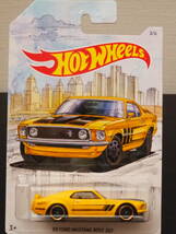 HOT WHeeLs ‘69 FORD MUSTANG BOSS 302 黄 フォード ムスタング ミニカー ART WORK パッケージ マッスルカー MUSCLE CAR ホットウィール_画像1