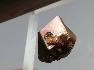 国産鉱物　スーパーレインボーガーネット　単晶　面が１cm以上　奈良県吉野郡天川村北角