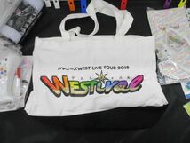【中古品 同梱可】 WEST. LIVE TOUR 2023 POWER ペンライト 他 スマホストラップ ショッピングバッグ 等 グッズセッ_画像4