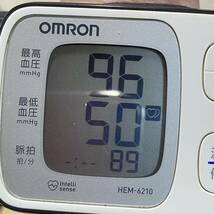 BA272 【健康器具】 動作OK　オムロン 手首式　自動電子血圧計　HEM-6210　EMC適合　乾電池式_画像3