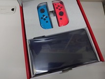 任天堂 ニンテンドースイッチ NintendoSwitch 有機ＥＬモデル HEG-S-KABAA ブルーレッド 新品 家電量販店の印有2023/12/12 保護フィルム付_画像3