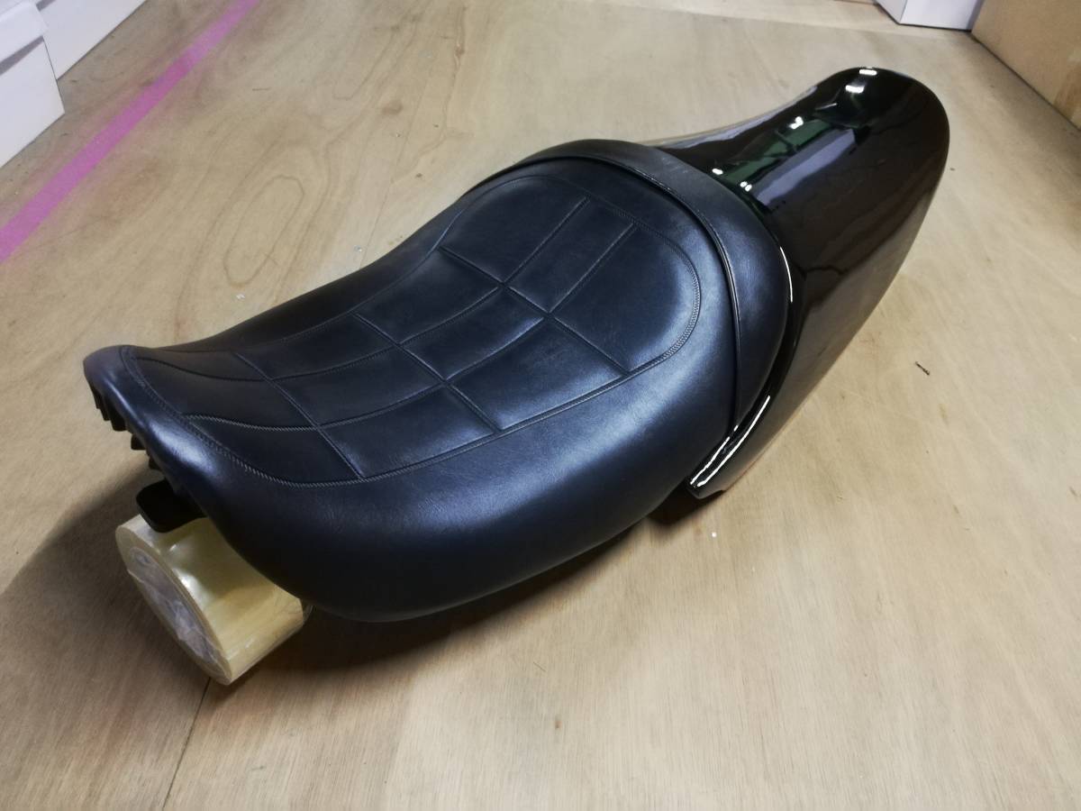 未使用 シングルシート ゼファー1100 白×Z柄 黒皮/ Z2タイプ パーツ 未使用 シングルシート ゼファー1100 白×Z柄 黒皮/ Z2タイプ パーツ