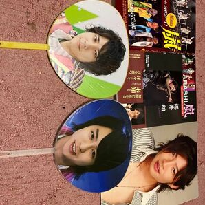 嵐の写真集2冊と、二宮和也と櫻井翔のミニうちわ2個セットと、相葉雅紀の下敷き(紙製です)の合計5個セットです。