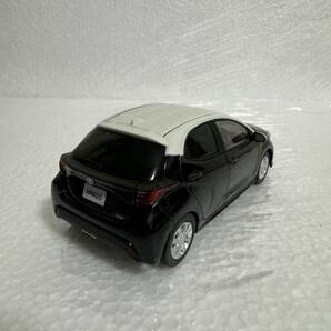 1/30 トヨタ 新型ヤリス YARIS 非売品 カラーサンプル ミニカー 最新モデル ホワイトxブラックの画像2
