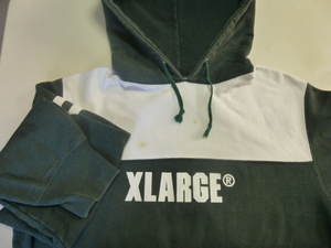 美品 XLARGE エクストララージ プルオーバーパーカー 深緑と白の二色構成 ヨーク部とロゴが白抜き 前面はロゴマーク 後面は背番号