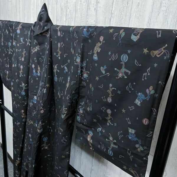 【珍品】 単衣　手織りのサーカス柄の大島紬　純泥染　ピエロ　アシカ　象　着物