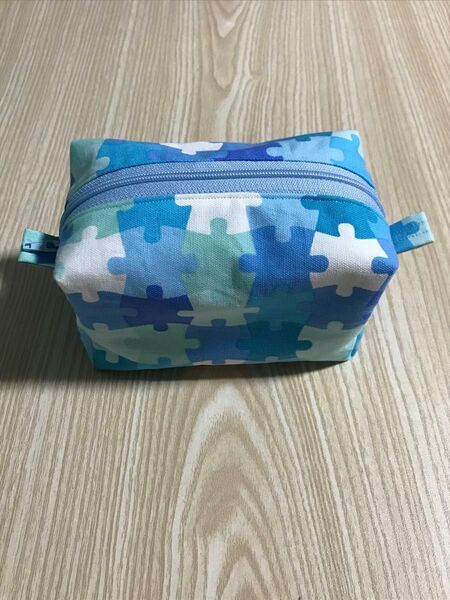 ハンドメイド キルトボックスポーチ ジグソーパズル柄 水色 小物入れ