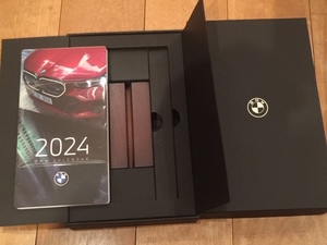 新品・未使用・未開封★　BMWオリジナル　卓上カレンダー2024　★　オリジナルケース入り　★　ロゴ入り木製台座