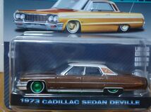 ★グリーンライト 1/64　カルフォルニア ローライダー　1973 CADILLAC SEDAN DEVILLE　キャデラック セダン デビル　ブラウン　未開封★_画像2