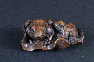 根付 木彫 葉上の親子蛙 提物 精密彫刻 東洋彫刻 置物 刀装具