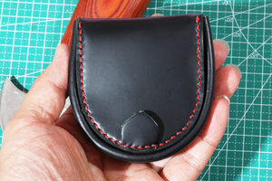 最新番本革極厚 半円型（馬蹄型）小銭入れコインケース手縫い　紳士ブラック赤糸限定1点