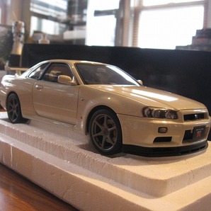 ok蔵出しオートアート☆1/18日産スカイライン GT-R (R34) V-SPECⅡ ホワイトパール 77406☆の画像1