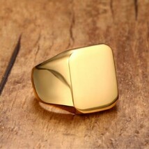 【送料無料！】メンズ 指輪 シンプルでおしゃれな印台リング 幅広 ステンレス製 人気ファッション ゴールド_画像5