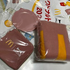 マクドナルドの福袋2024 3点セット　ピンクブランケット　コインポーチ　ミニプレート BRUNO