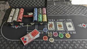 ポーカー チップセット 300枚 & ポーカーマット60cm×120cm　テキサスホールデム プレイマット トランプ(プラスチック)付き カジノ ゲーム