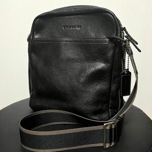 COACH コーチ フライトバッグ　ショルダーバッグ F70813 黒　ブラック レザー 革　メンズ ビジネス 斜め掛け 