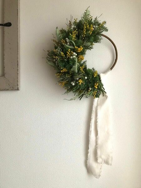 針葉樹に白い小花とミモザを紡いだハーフリース
