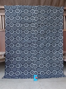 きれいな状態の手織り中厚藍木綿型染点描亀甲鹿の子花文古布・4幅繋ぎ・リメイク素材