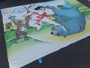 大熊を投げ飛ばした怪力金太郎と猿と兎の木綿筒描彩色祝旗(フラフ)古布・378×250㌢・リメイク素材
