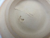 A6825 陶磁器「岡本和郎 白釉 茶碗-6」陶印 共箱 共布 陶歴 陶器 焼き物 芸術 美術 茶道具 和食器_画像5