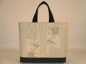 古布　正絹白大島紬花柄で作ったバッグ