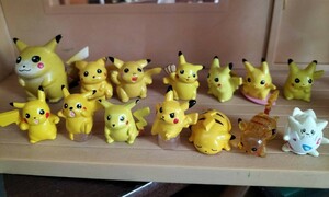 ポケモンの ピカチュウ、ミニフィギュア　１３体＋おまけトゲピー