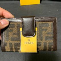 【未使用品】二つ折り財布 がま口 フェンディ FENDI レディース　財布　箱付き　キャンバス _画像2