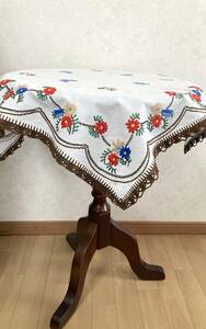 約68×66ｃｍ　フランス蚤の市　アンティーク　手刺繍　手縫い　ヴィンテージ　ハンドメイド　手仕事　テーブルクロス　鮮やかなお花の刺繍