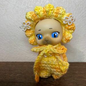 カプセルトイ　ネコ　サロペットパンツ　黄色　花　帽子　ハンドメイド　カプセルドール