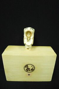 N297 根付 在銘有 獅子舞人形 20g 高さ4.5cm 縁起物 彫刻 飾り物 工芸品 共箱付/60