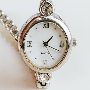 AVON アボン 腕時計 アナログ ブレス時計 3針 ラインストーン シルバー色 ゴージャス アクセサリー レトロ 時計 とけい トケイ