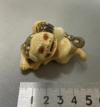 根付 東洋彫刻 唐獅子 唐獅子親子 34g 高さ3cm 在銘 友瓦_画像6