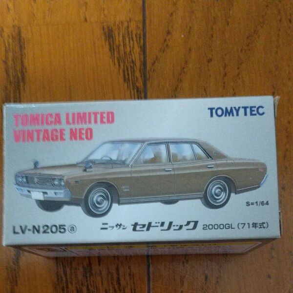 トミーテック LV-N205a 日産 セドリック 2000GL (茶) (1/64スケール トミカリミテッドヴィンテージネオ)