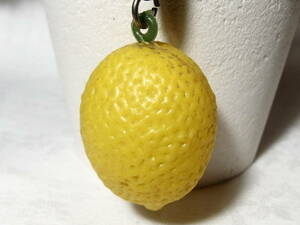 檸檬　レモン　　キーホルダー　フランスアンティーク　　本体３センチ位