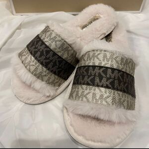 マイケルコース　スリッパ　スニーカー　モコモコスリッパ　ファー　UGG ファー ルームシューズ アグ ムートン　サンダル　24