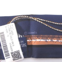 未使用品 エルメス HERMES タグ付き CAVALCADES ツイリー スカーフ 騎馬行進 マリン ゴールド グリス シルク100％ ネイビー 紺 レディース_画像7