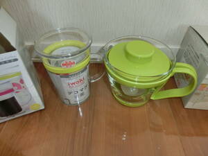 iwaki 耐熱ガラス食器 レンジのポット・茶器(茶こし付き) KT863-P 約400ml デコ マグカップ K4011-P 300ml セット　未使用品