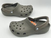 新品 cr2867 訳あり品 クロックス ケイマン 22.0cm4-6 男性用兼女性用 濃茶 チョコレート CROCS CAYMAN 並行輸入品_画像3